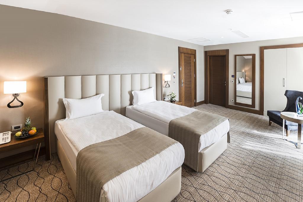 Ramada By Wyndham Sakarya Hotel Rum bild